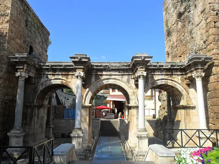 Hadrian Kapısı (Üçkapılar) - Muratpaşa