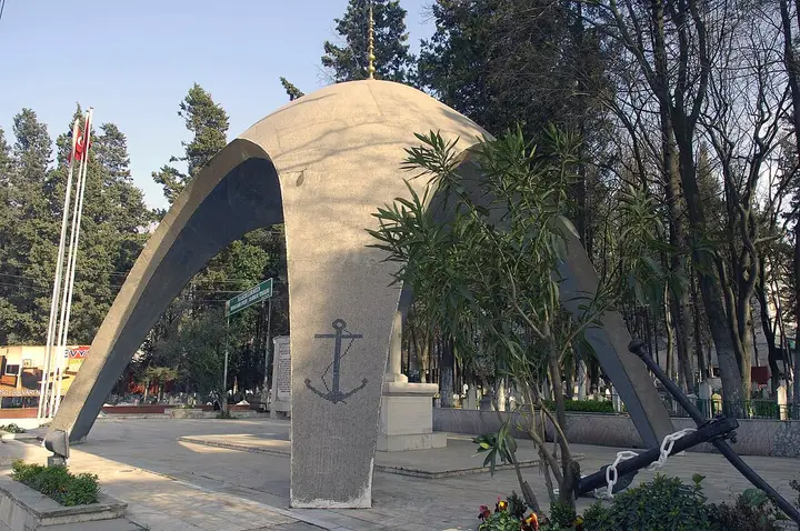 Karamürsel Bey Tomb - Karamürsel