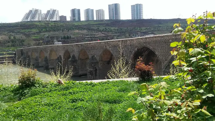 On Gözlü Bridge - Sur