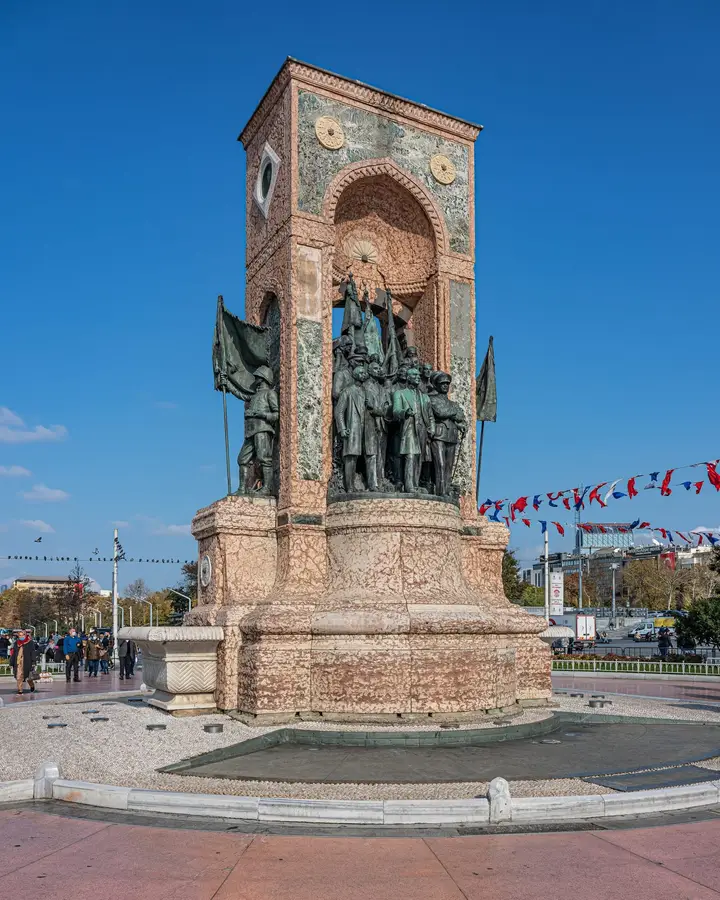 Taksim Meydanı ve Cumhuriyet Anıtı - Beyoğlu