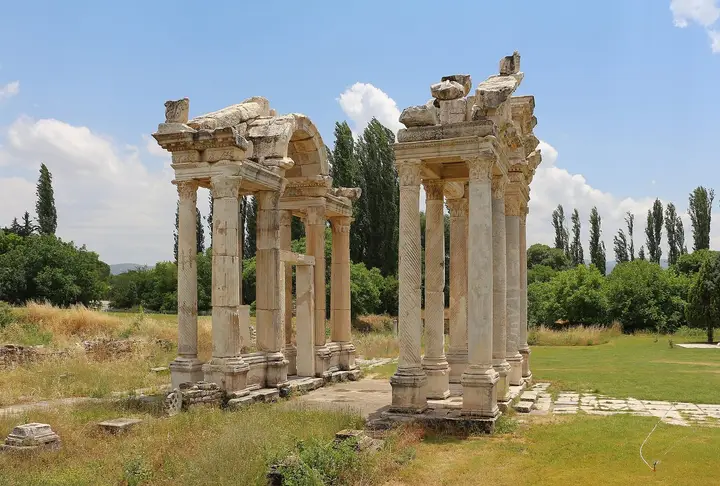 Afrodisias'taki Tetrapylon anıtsal kapısı