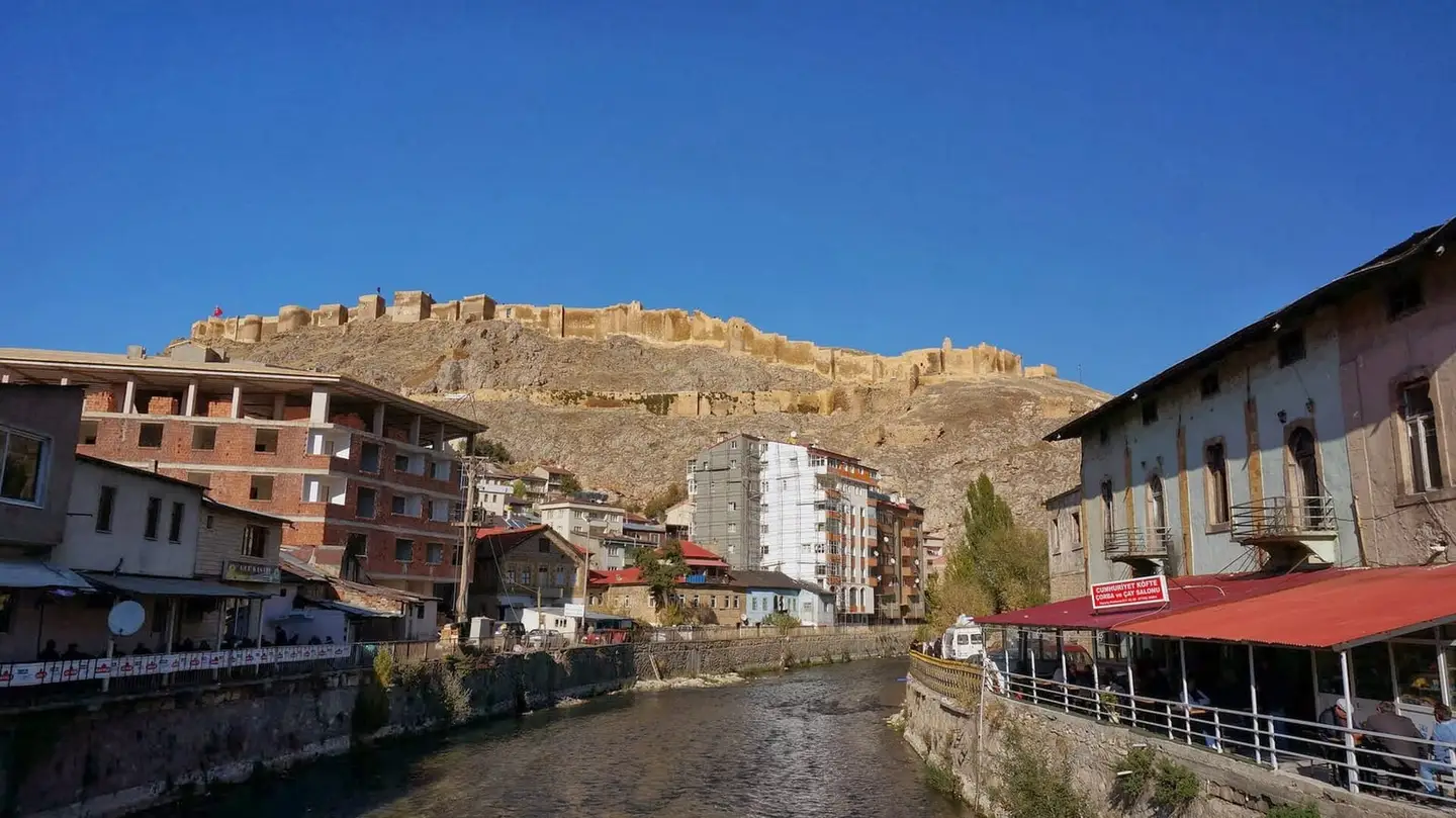 Крепость Байбурт с берега Чорух