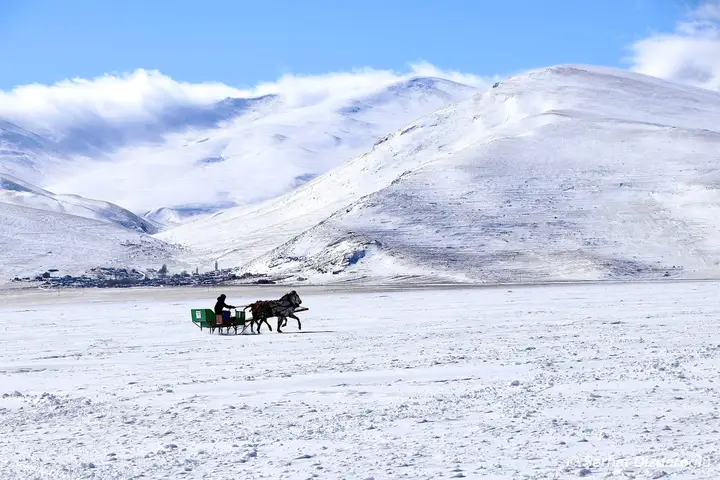 Конные сани на замёрзшем озере Чылдыр