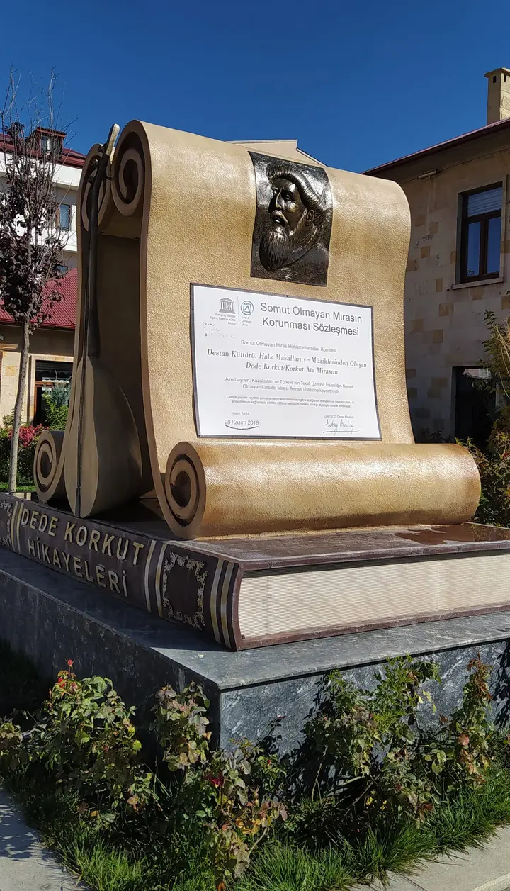 Памятник Деде Коркуту и надпись ЮНЕСКО