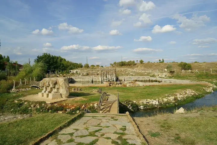 Хеттский водный памятник Эфлятунпынар (Eflatunpınar Hitit Su Anıtı)