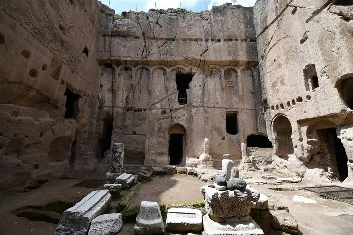 Gümüşler Manastırı avlusu