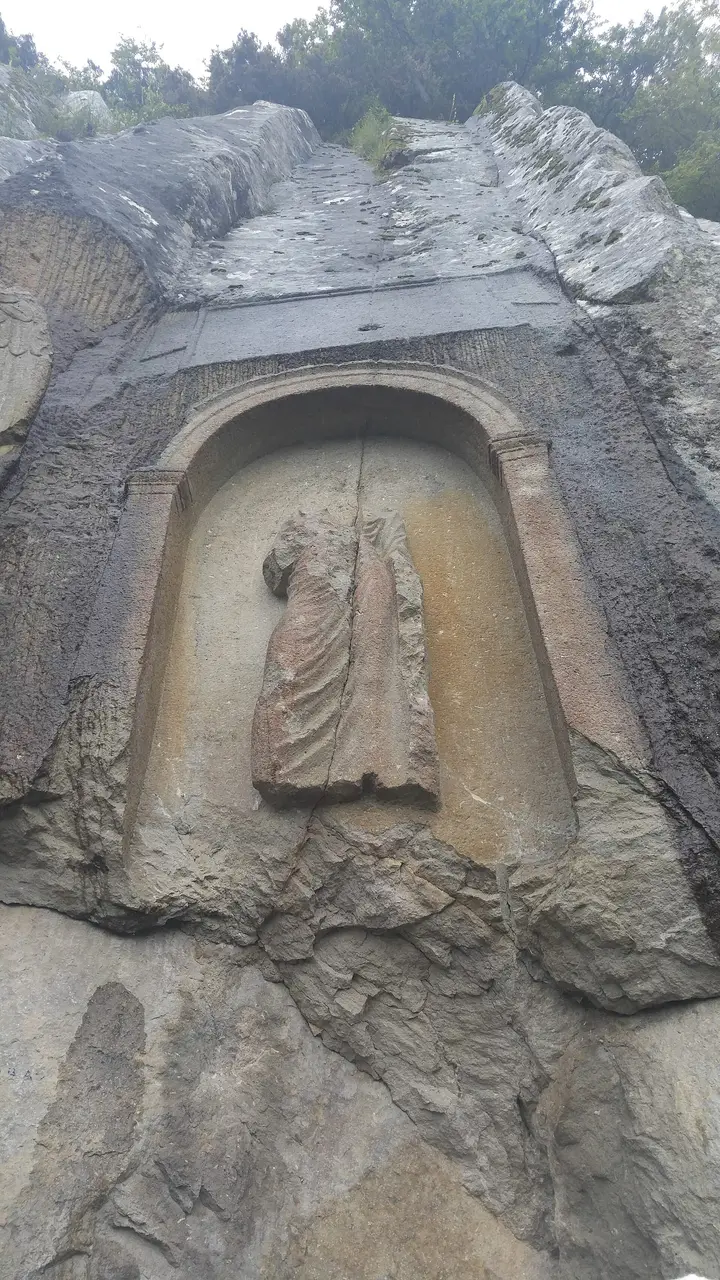 The headless Roman figure on the Kuşkayası monument