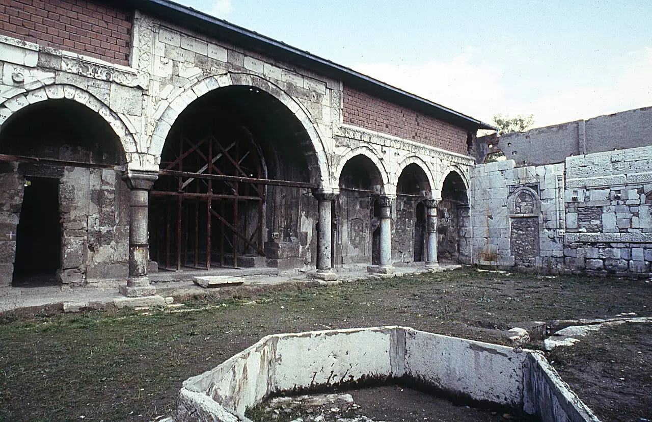 Gök Madrasa - Merkez