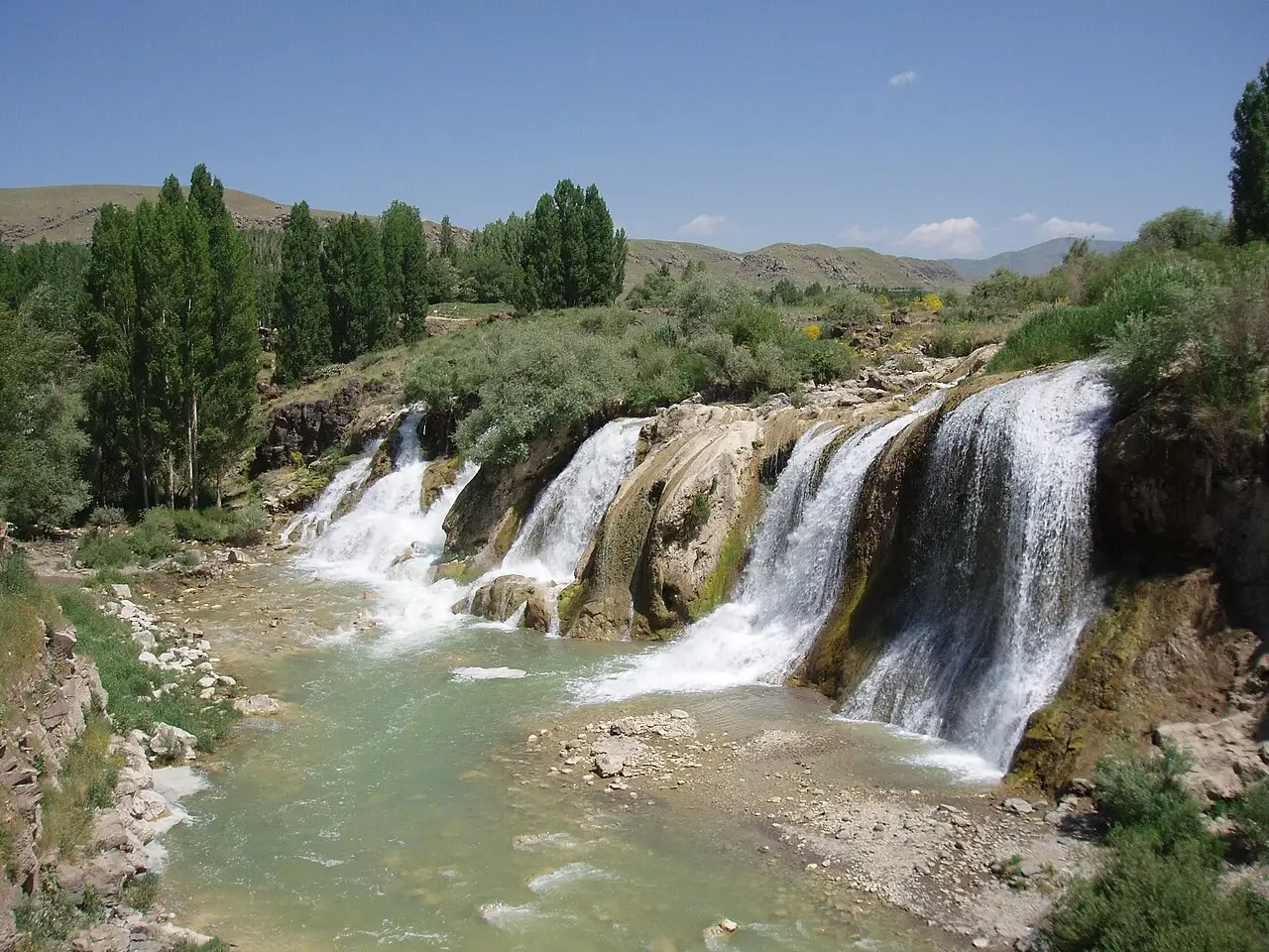 Muradiye Waterfall - Muradiye
