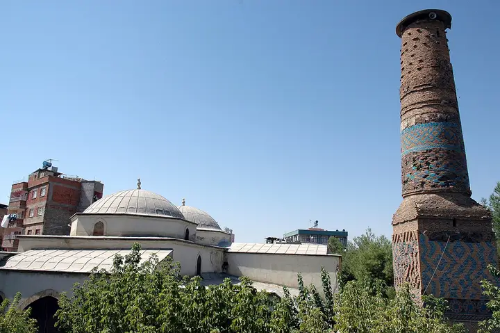 Большая мечеть Сиирта и минарет