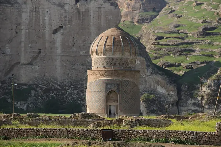Тюрбе Зейнель-бея на прежнем месте до переноса